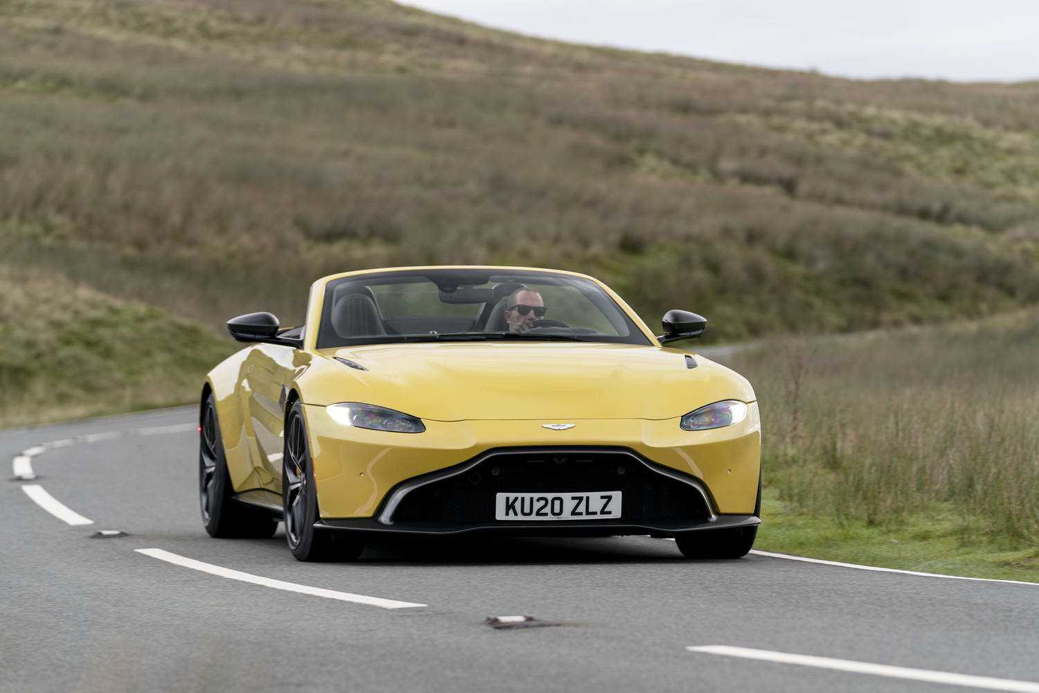 Aston martin v12 vantage s roadster (2015) › характеристики, описание, видео и фото астон мартин в12 виндаж с родстер › autozov.ru