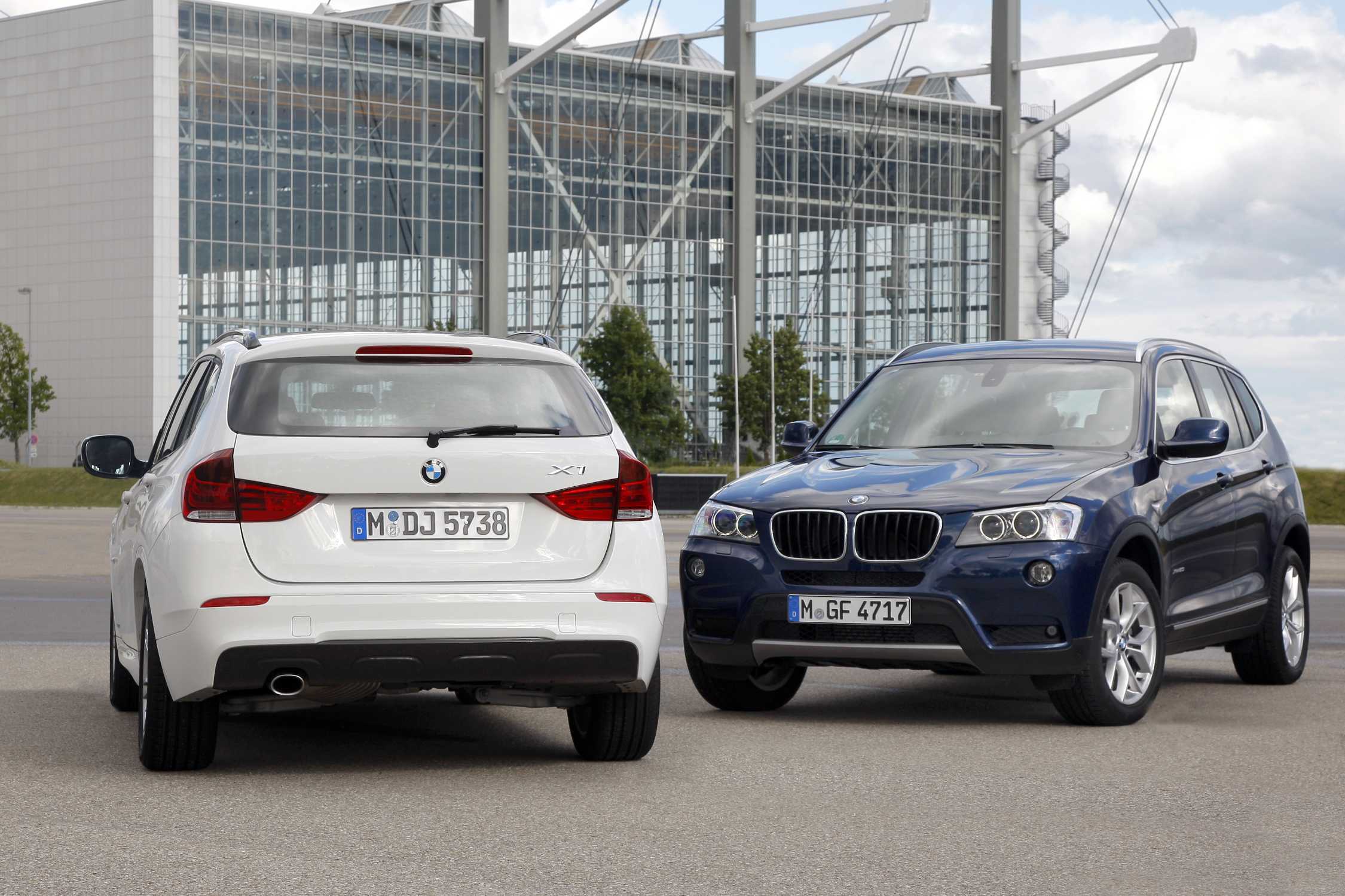 Сравнение бмв х3. BMW x1 и x3. BMW x3 f25. BMW x1 e84 дорестайлинг. BMW x1 BMW x3.