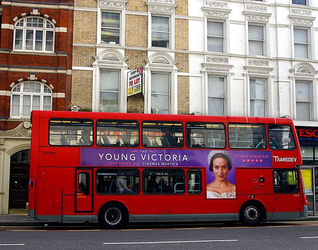 Красный автобус маршрутка. Красный автобус. Автобус Лондон. Автобус Великобритании. Лондон автобус с открытым верхом.