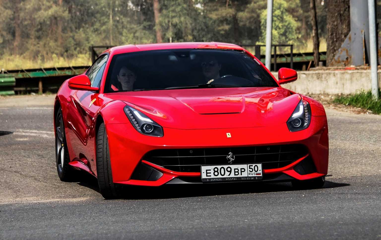 Ferrari f12 Berlinetta зелёная