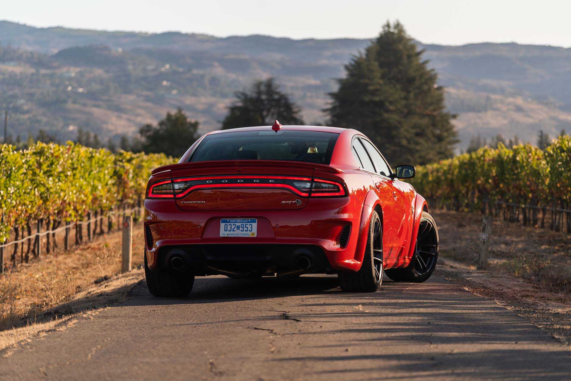 Dodge Charger 2020 зад