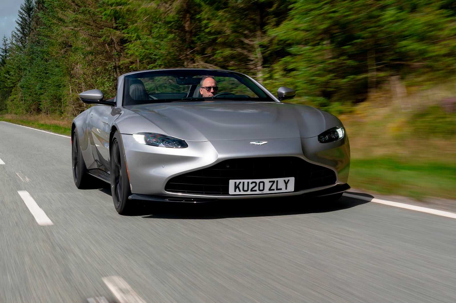 Aston martin vantage 2019: купе втрого поколения - официальный дилер hino motors