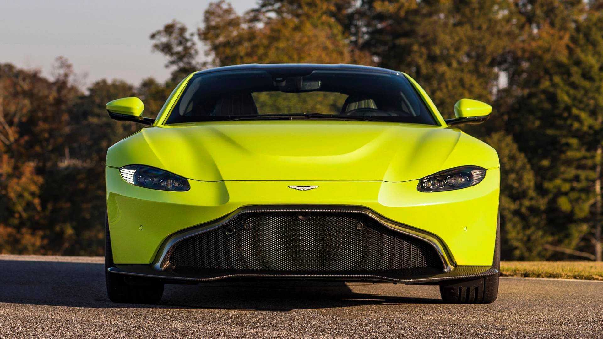 Компания Aston Martin официально представила купе Vantage второго поколения Новая модель получила полностью перекроенную внешность и турбомотор от AMG