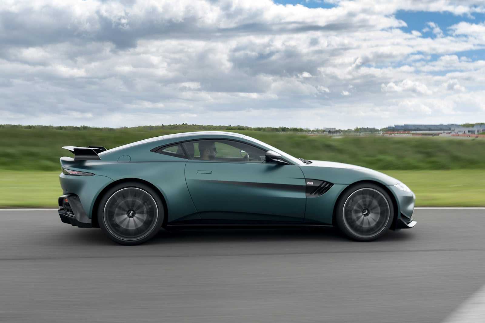 Aston martin v12 vantage s roadster (2015, кабриолет)