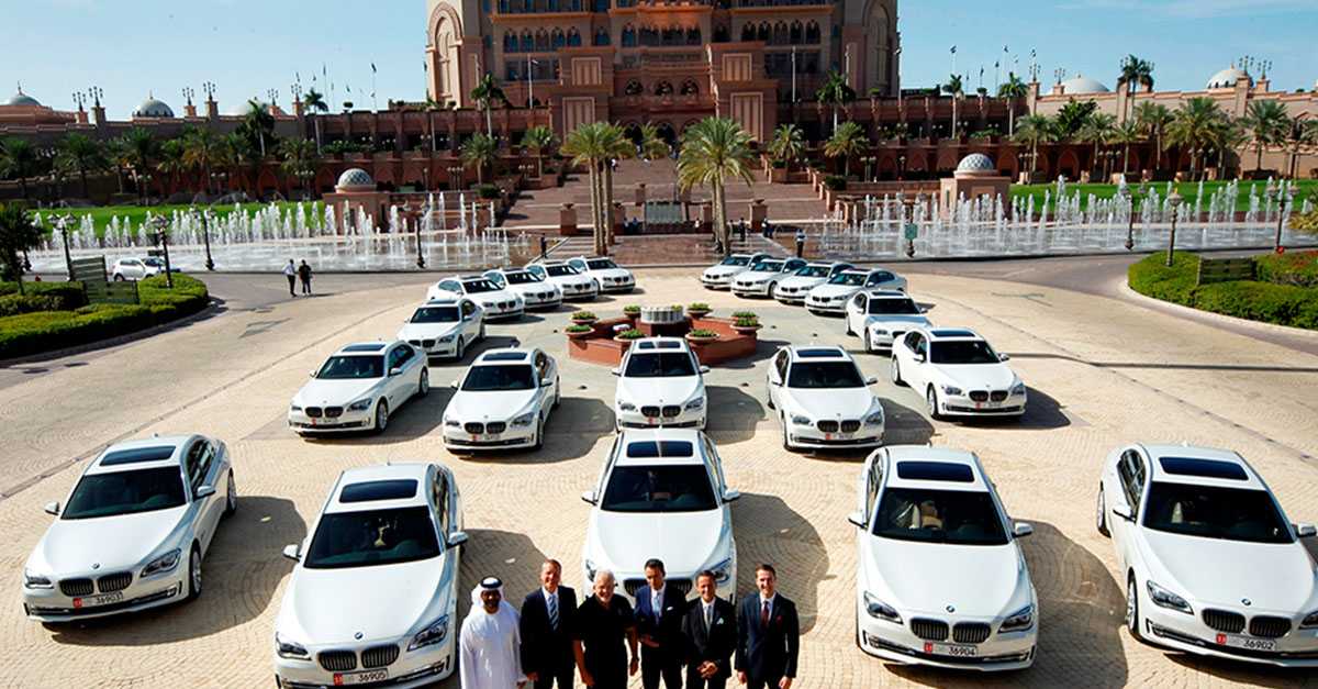 Зарегистрироваться дубай. Золотой Роллс Ройс шейха Дубая. ОАЭ роскошь Абу Даби. Рынок авто в Абу-Даби. Свадебный кортеж Rolls Royce.