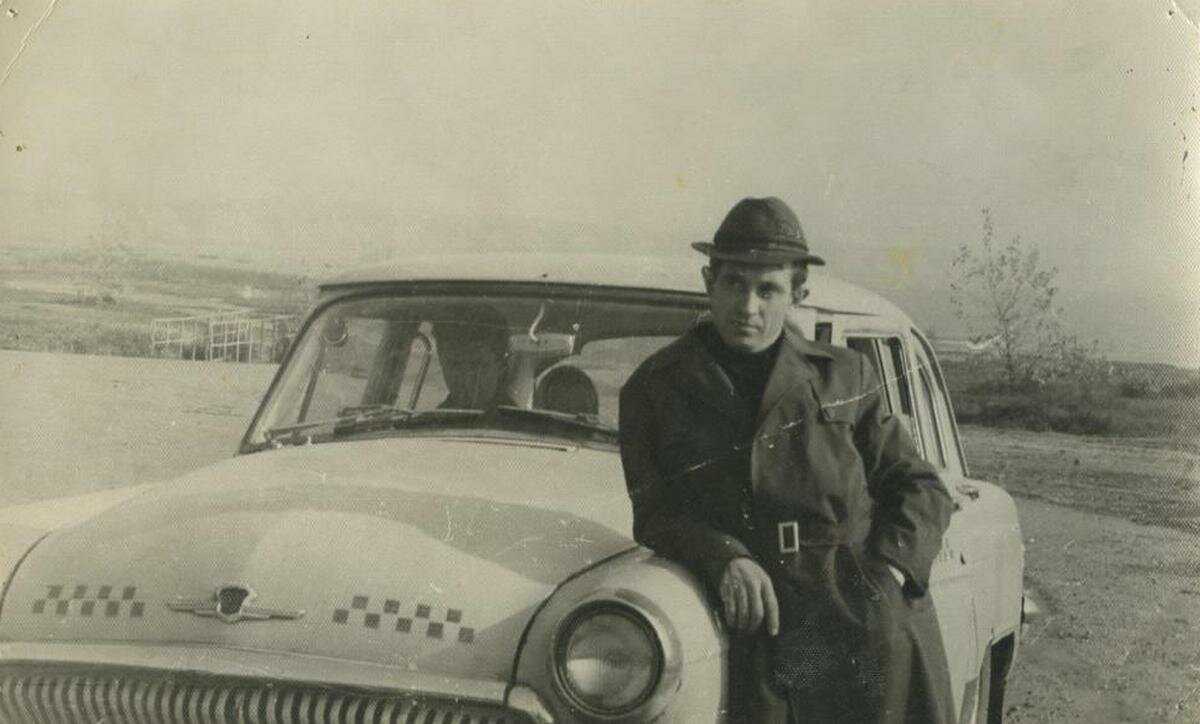 Советский таксист. Советское такси. Шофер такси СССР. Старое советское такси.