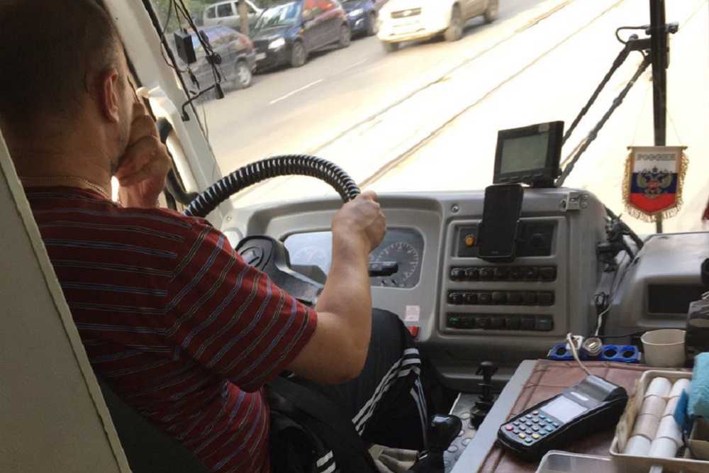 Водитель автобуса переключает передачи