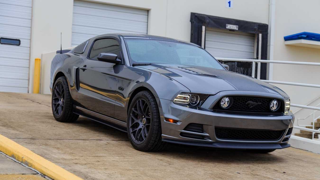 Ford Mustang v 2012